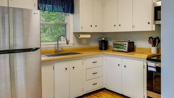 Refrigerador, microondas, parrilla de estufa y cafetera y tetera