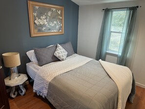 4 bedrooms, iron/ironing board, WiFi, bed sheets