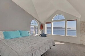 3 bedrooms, WiFi - Ocean Front Tranquility, Rainier View, BIG DECK (Gig Harbor)