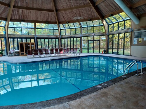 Poconos Camelback Retreat-Pet Friendly, Ski-In/Out, Pool, Waterpark, Outlet Mall