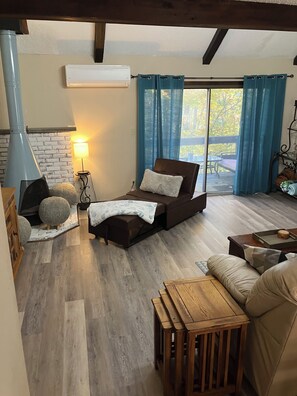 Smart-TV, Kamin, Videospiele, DVD-Player