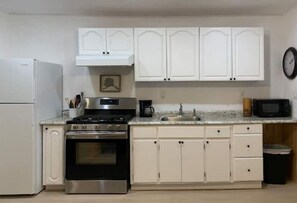 Private kitchen - Outdoorsy cabin by the Kenai river
 (Kenai)