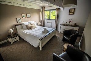 Habitació doble superior, 1 llit de matrimoni gran | Roba de llit d'alta qualitat i decoració individual 