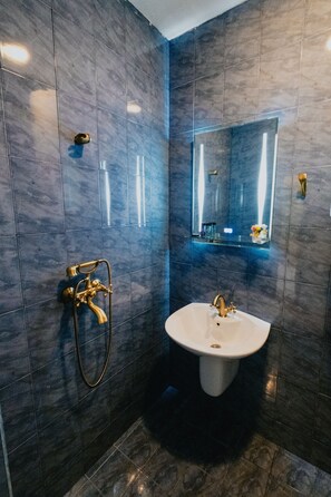 Suite Deluxe, 2 chambres, balcon, vue baie | Salle de bain | Articles de toilette gratuits, serviettes fournies, savon, shampoing