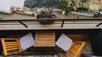 Deluxe Suite, 2 Bedrooms, Balcony, Bay View | Teres/patio