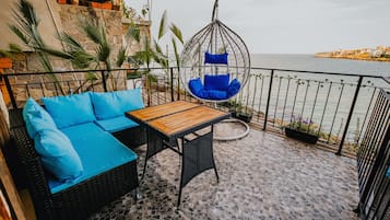 Suite Deluks, 2 kamar tidur, balkon, pemandangan teluk | Teras/patio