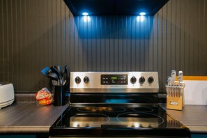 Kylskåp, mikrovågsugn, ugn och spishäll