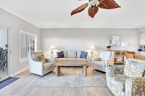 Smart TV, DVD player, books, offices - Admirals Quarters 802 - Coastal Luxury with Endless Gulf View (Orange Beach)