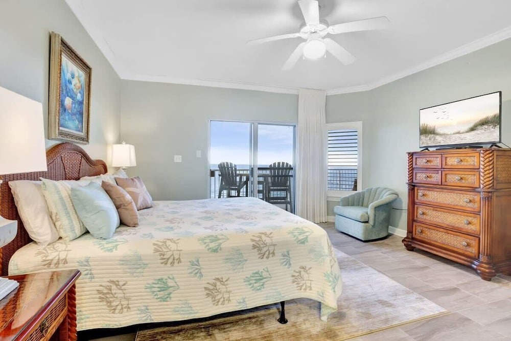 Admirals Quarters 802 Spacious Beach View Condo with Heated Pool and