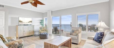 Una Smart TV, un reproductor de DVD, libros, una oficina