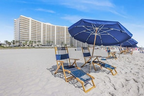 Plage, chaises longues