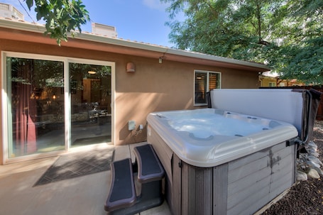 Luxury House, Multiple Beds, Hot Tub, Mountain View | Private spa tub