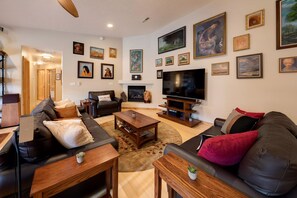 Luxury House, Multiple Beds, Hot Tub, Mountain View | Living area