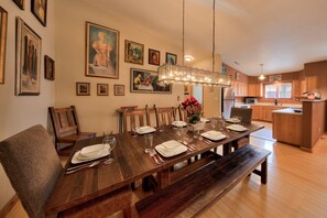 Maison Luxe, plusieurs lits, bain à remous, vue montagne | Salle à manger