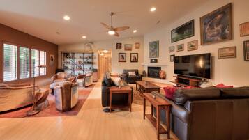 Casa superluxo, várias camas, banheira de imersão, vista para a montanha | Área de estar | Smart TV 55 polegadas com canais via satélite, TV, lareira