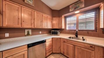 Luxury House, Multiple Beds, Hot Tub, Mountain View | Private kitchen