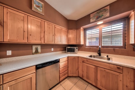 Luxury House, Multiple Beds, Hot Tub, Mountain View | Private kitchen | Full-size fridge, microwave, oven, stovetop