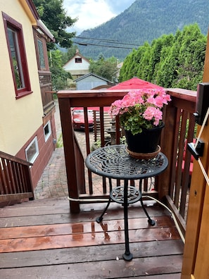 Outdoor dining - Beautiful heritage home suite on main floor in Nelson's best location. Upscale. (Nelson)