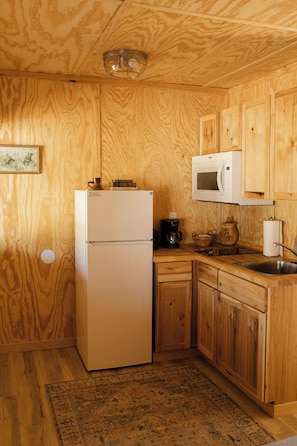 Estudi en suite | Cuina privada | Frigorífic gran, microones, placa de cuina i cafetera i tetera
