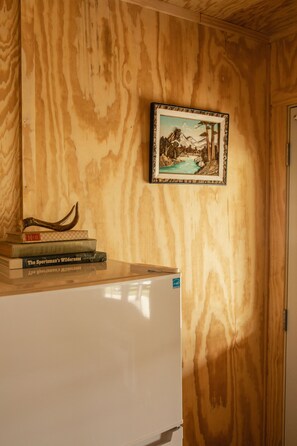 Wagon Wheel Suite #3 (2 Queen Beds) | Private kitchen | Full-size fridge, microwave, stovetop, coffee/tea maker