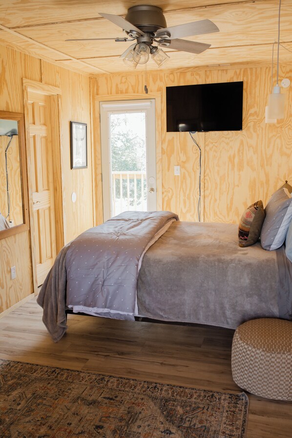 Wagon Wheel Suite #6 (1 Full Bed) | Sengetøy av topp kvalitet, dundyner og individuelt dekorert