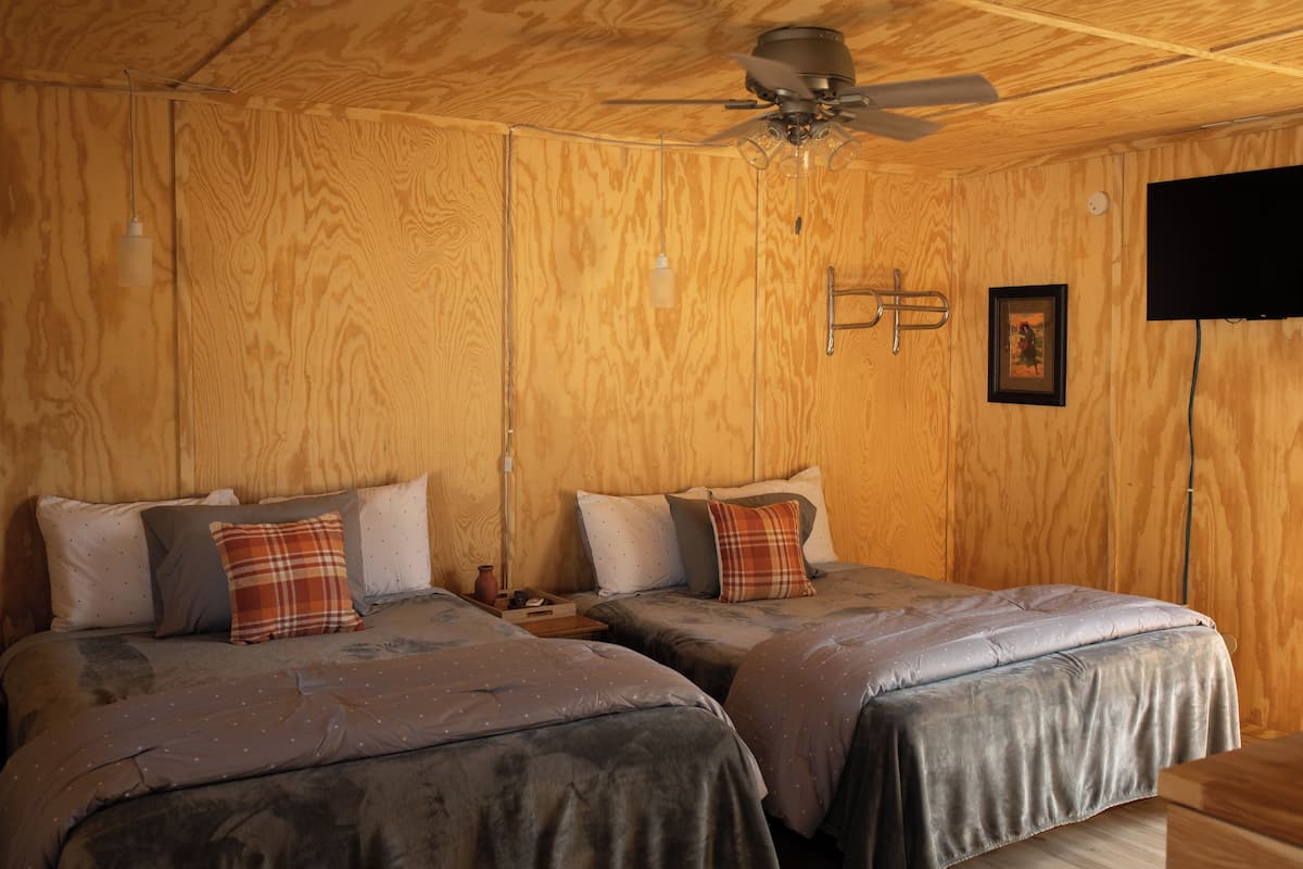 Wagon Wheel Suite #5 (2 Queen Beds)
