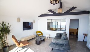 Een smart-tv, boeken en een stereo