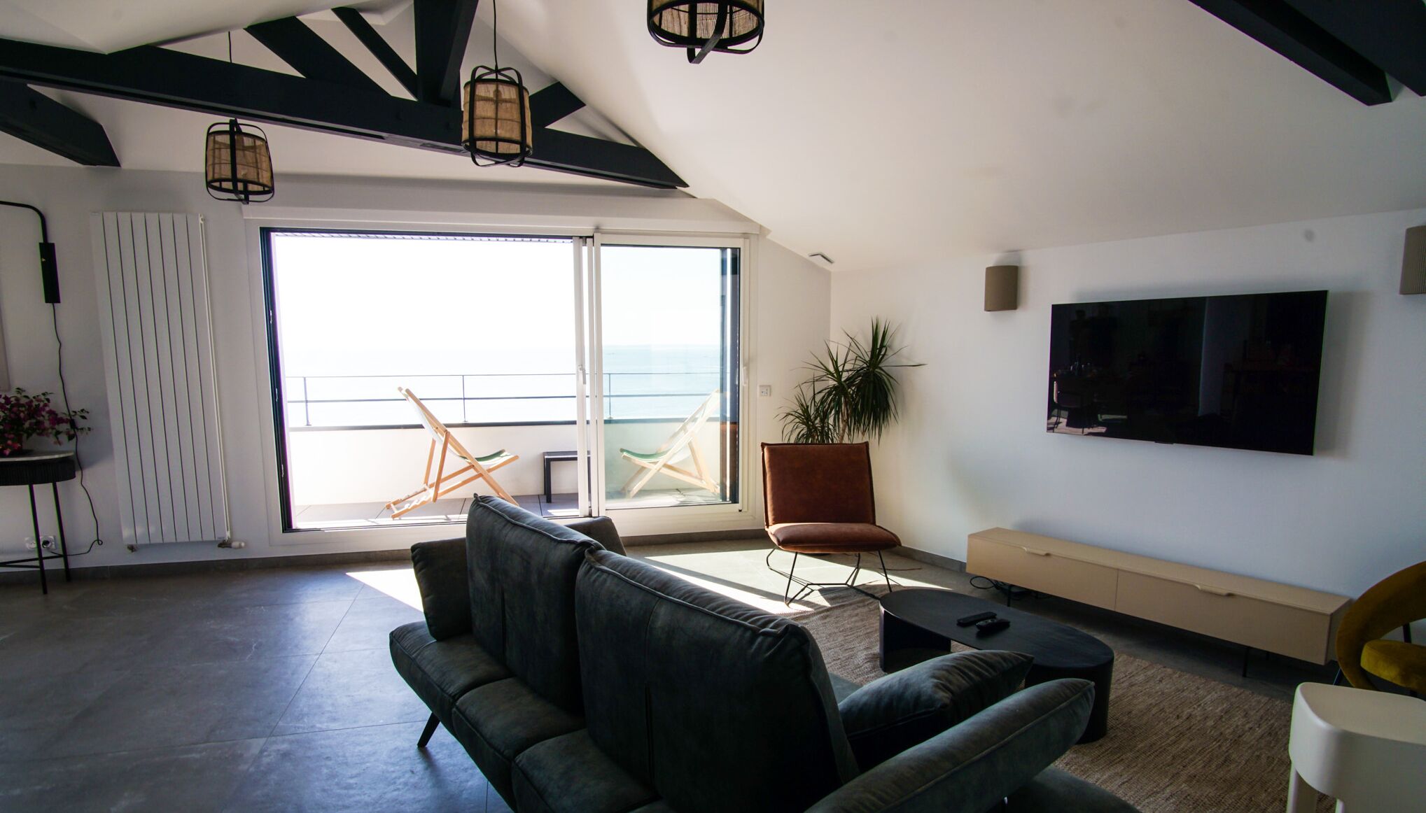 Smart-tv, boeken en een stereo