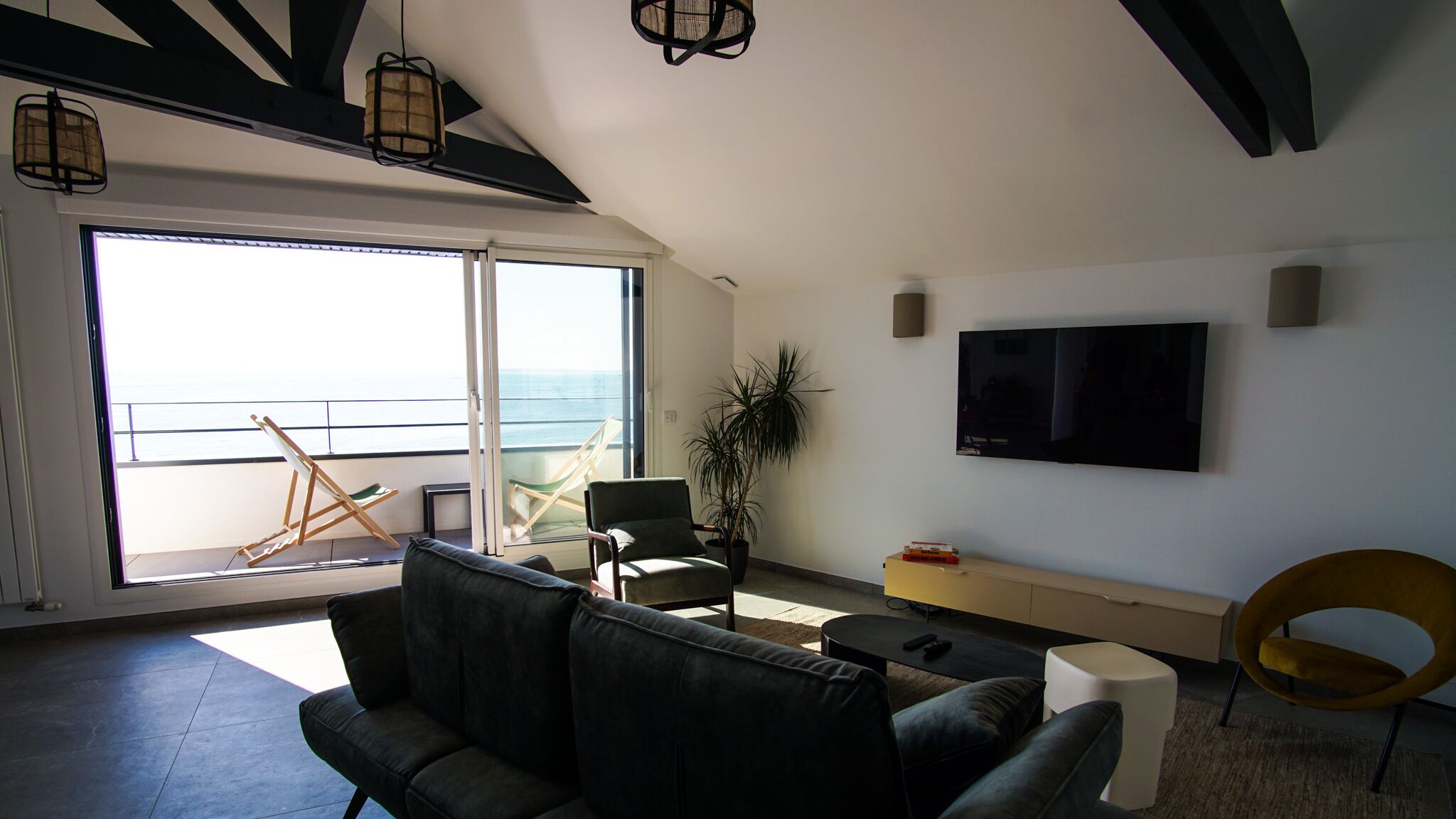 Smart TV, books, stereo