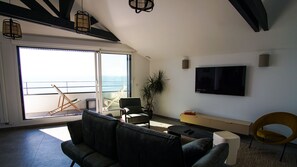 Een smart-tv, boeken en een stereo