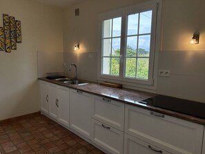 Kylskåp, mikrovågsugn, ugn och diskmaskin