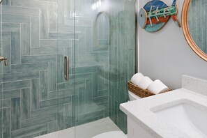 Een douche, handdoeken