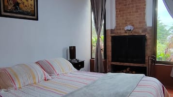 Comfort Room | Hypo-allergenic bedding, down comforters, free WiFi