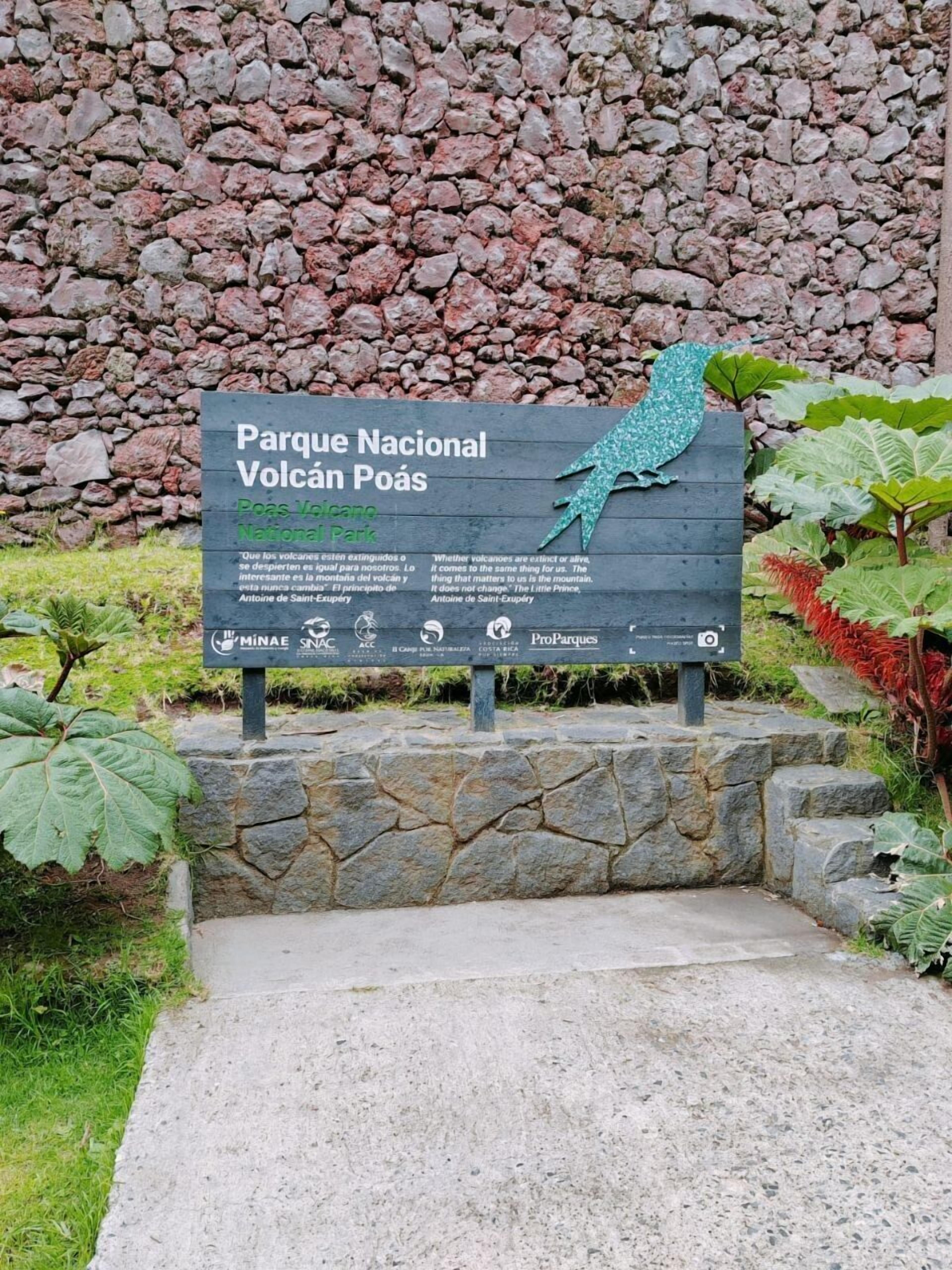 Un cartel de Parque Nacional Volcán Poás con la silueta de un volcán.