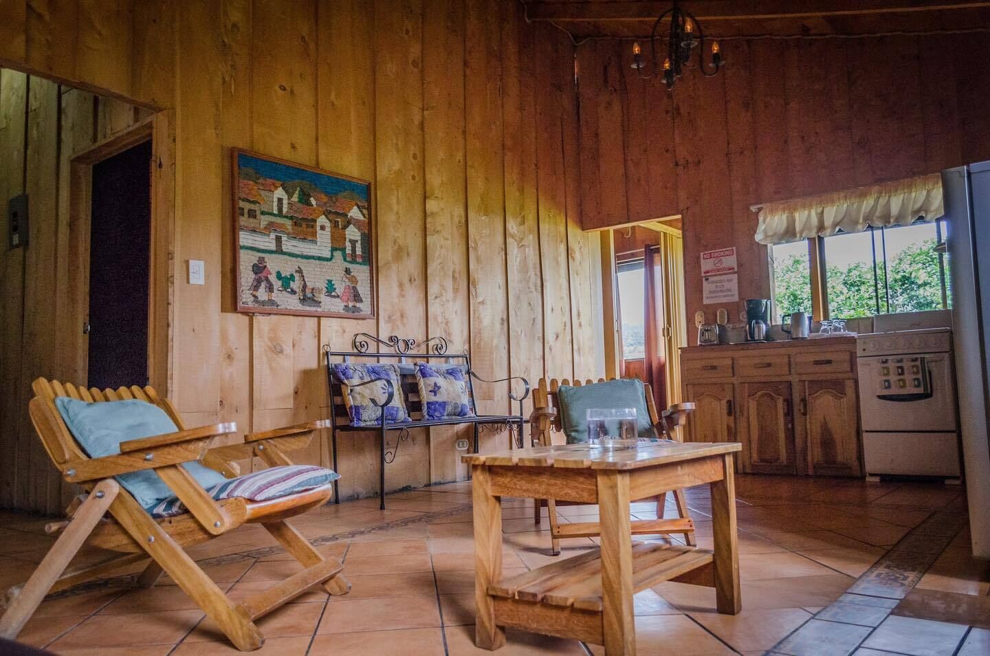 Comfort kamer | Woonruimte | Een 40-inch smart-tv met satellietzenders en televisie