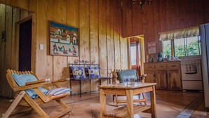 Rom – comfort | Oppholdsområde | En 40-tommers smart-TV med Parabol-TV samt TV