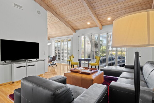 Smart TV, fireplace, books, stereo - Palm Valley CC - Platinum Membership-Modern condo on the 9th Fairway! Sweet Pea (Palm Desert)