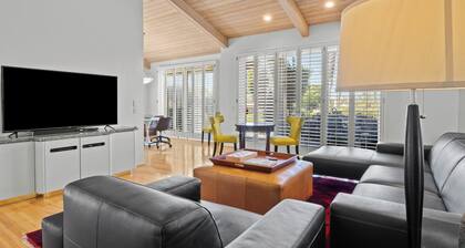 Palm Valley CC - Platinum Membership-Modern condo on the 9th Fairway! Sweet Pea