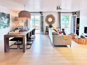 Smart-TV, Kamin, Bücher, Stereoanlage