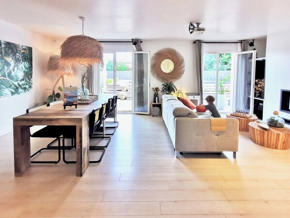 Smart TV, fireplace, books, stereo - Villa Lege Cap Ferret Avec Piscine et Spa, à 5 Minutes de la Plage ! (Lège-Cap-Ferret)