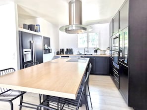 Fridge, microwave, oven, stovetop - Villa Lege Cap Ferret Avec Piscine et Spa, à 5 Minutes de la Plage ! (Lège-Cap-Ferret)