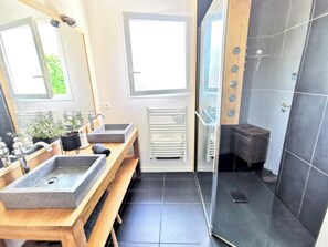 Shower, hair dryer, towels, soap - Villa Lege Cap Ferret Avec Piscine et Spa, à 5 Minutes de la Plage ! (Lège-Cap-Ferret)