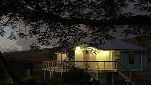 Uma casa com varanda e escadaria que dá acesso à entrada principal.