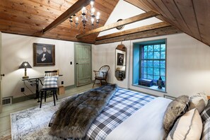 1 bedroom, premium bedding, memory foam beds, individually decorated - 1735 Stone Farmhouse (Selkirk)