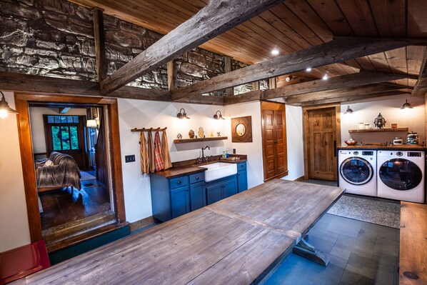 Laundry room - 1735 Stone Farmhouse (Selkirk)