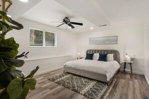 4 bedrooms, desk, WiFi, bed sheets - Location, Space, & Serenity Perfect Group Getaway! (Lynnwood)