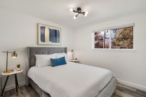 4 bedrooms, desk, WiFi, bed sheets