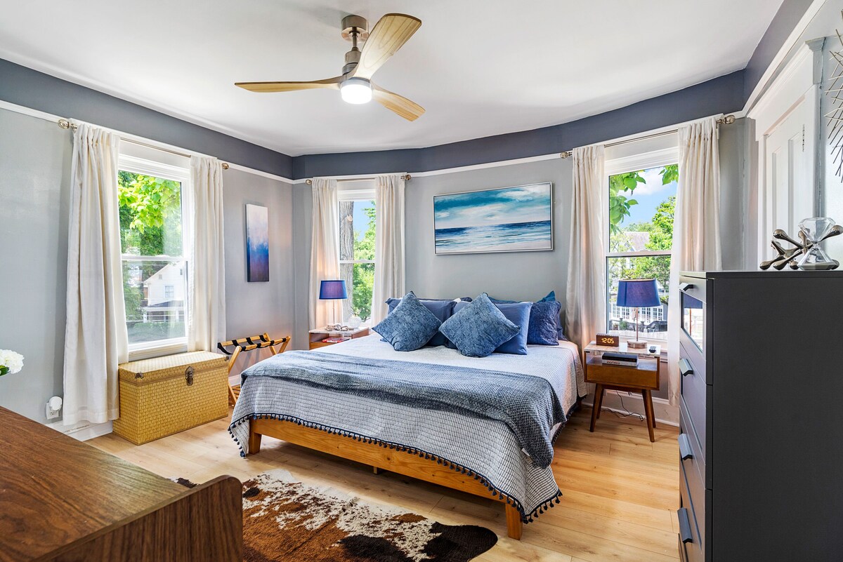 Spacious Family Friendly Gem ~ King Bed ~ Parking ~ Tons of Amenities!