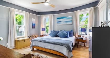 Spacious Family Friendly Gem ~ King Bed ~ Parking ~ Tons of Amenities!