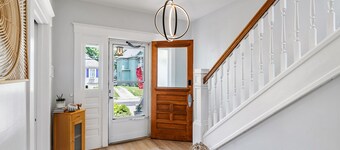 Spacious Family Friendly Gem ~ King Bed ~ Parking ~ Tons of Amenities!
